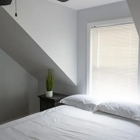 Queen Bed - Boston - Rm 3